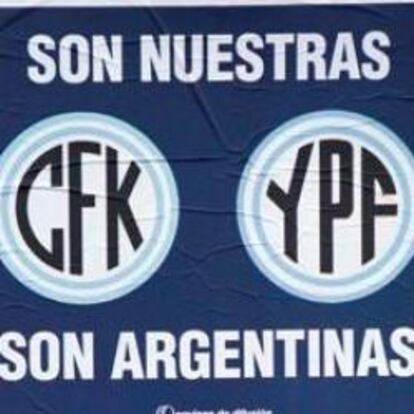 Carteles callejeros en Buenos Aires, tras la expropiación por parte del Gobierno de Cristina Fernández de Kirchner, de las acciones de Repsol en su filial argentina YPF.