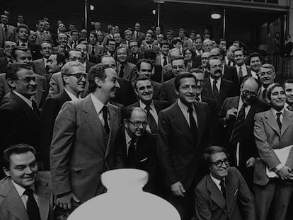 Adolfo Suárez y los componentes del Gobierno de UCD posan tras la aprobación de la Constitución en 1978.
