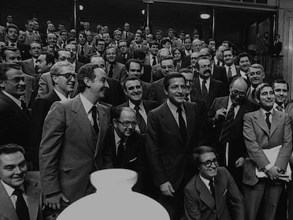 Adolfo Suárez y los componentes del Gobierno de UCD, posan tras la aprobación de la Constitución en 1978.