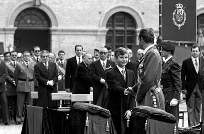 28 de febrero de 1981. El rey Juan Carlos da la paz al príncipe Felipe, en el acto de jura de bandera con sus compañeros de la XIV promoción de la Academia General de Zaragoza, días después del intento de golpe de Estado del 23-F. En su discurso, el Rey llamó a la reflexión a políticos y militares.