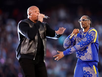 Dr. Dre y Snoop Dogg en el espectáculo de medio tiempo del Super Bowl, este domingo en Los Ángeles.