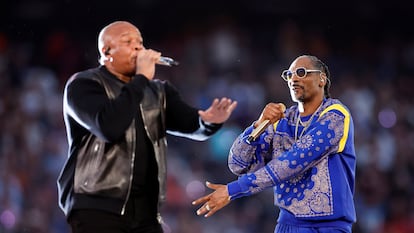 Dr. Dre y Snoop Dogg en el espectáculo de medio tiempo del Super Bowl, este domingo en Los Ángeles.