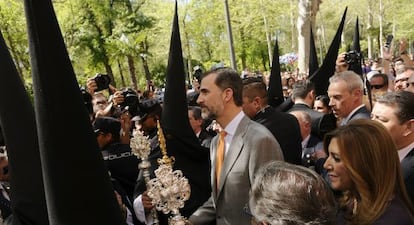 El Rey y Susana Díaz, entre los nazarenos de Santa Genoveva, este lunes en Sevilla.