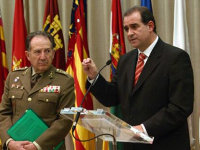 El general Félix Sanz y el secretario de Estado Francisco Pardo, en la presentación del informe final sobre el accidente del Yak-42.