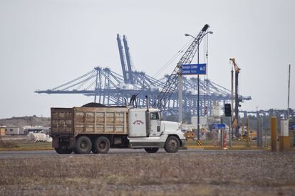 El mineral y las maquinarias pesadas que las autoridades se incautaron hace unos días valen cerca de 15 millones de dólares.