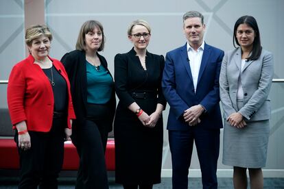 Batalla por el liderazgo en el Partido Laborista. Los diputados laboristas, (de izquierda a derecha) Emily Thornberry, Jess Phillips, Rebecca Long-Bailey, Keir Starmer y Lisa Nandy posan para los medios antes del comienzo del primer debate en Liverpool el 18 de enero de 2020. 