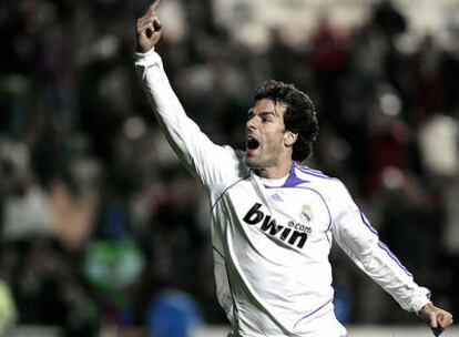 Van Nistelrooy celebra el primer gol ante el Levante