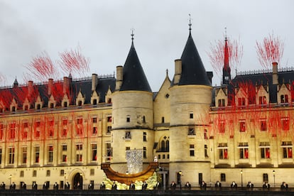 Fuegos artificiales se elevan sobre el cielo de París, durante la ceremonia inaugural de los Juegos. 