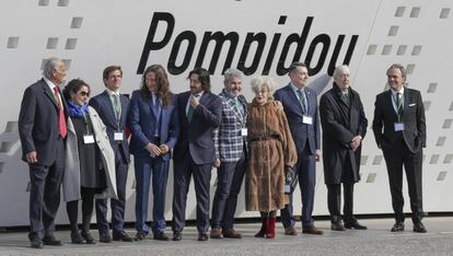 Foto de familia de los condecorados con la Medalla de Oro de Bellas Artes en Málaga este martes.