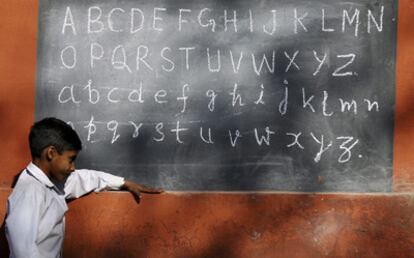 Un niño de seis años portador del virus del sida, en la escuela primaria estatal en la que estudia en el pueblo de Siora, cerca de Jammu, en India