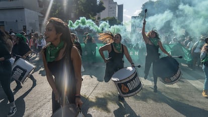 Mujeres recorren las calles de Ciudad de México.
