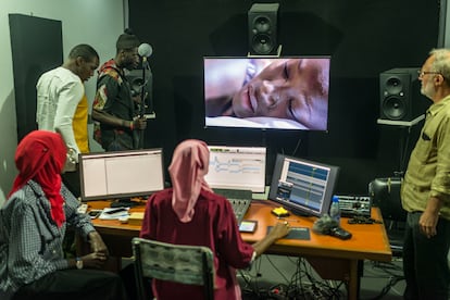 Los alumnos de la escuela de cine Yennenga, en Dakar, durante una clase de cinematografía, en junio de 2023.