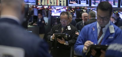 Corredores de bolsa trabajan en el parqu&eacute; de Nueva York.