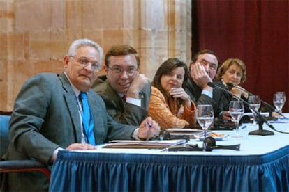 Juan Vázquez (segundo por la izquierda), junto a otros responsables universitarios.