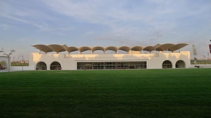 Hipódromo de la Zarzuela, obra del ingeniero Torroja con los arquitectos Arniches y Domínguez, construido entre 1935 y 1941. Está declarado como Monumento Histórico Artístico. El anterior hipódromo se derruyó para extender al norte la Castellana.