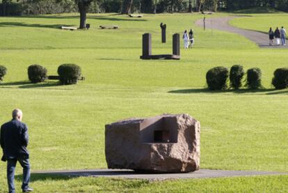 Paseantes en los exteriores del Chillida-Leku, la semana pasada durante un seminario homenaje al escultor.