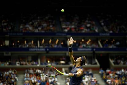 Nadal sirve durante el partido contra Pospisil en la segunda ronda de Nueva York.