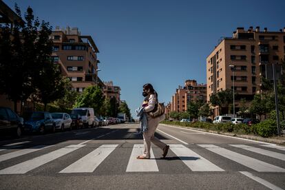 Perla Alvia caminando por Las Tablas.