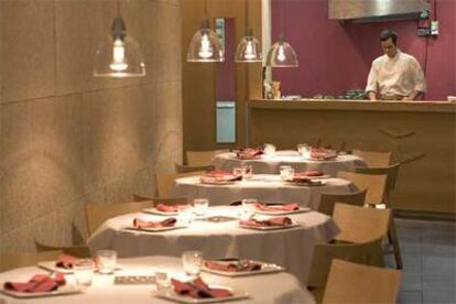 El interior del restaurante La Mifanera, en Barcelona, del joven <b><i>chef</b></i> Roger Martínez, especializado en arroces.