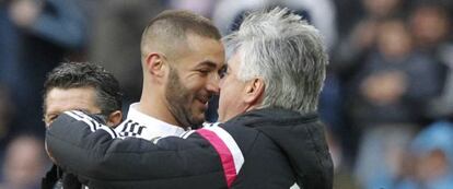 Ancelotti felicita a Benzema por su partido.