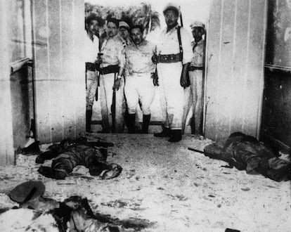 Un grupo de soldados del Ejército cubano contempla varios cadáveres de asaltantes en las instalaciones del cuartel de Moncada, en Santiago de Cuba, el 26 de julio de 1953.