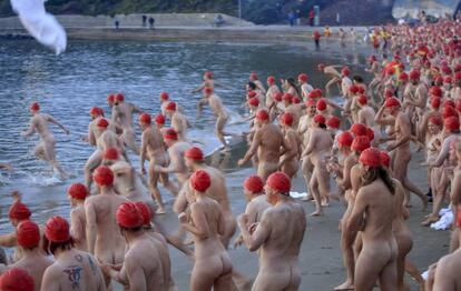 Participantes se preparan para el Nude Solstice Swim, como parte del festival de invierno Dark Mofo, en el río Derwent en Hobart (Australia).