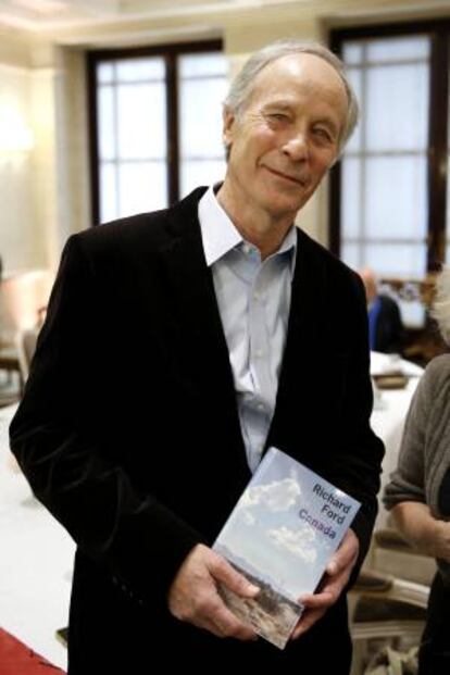 El escritor estadounidense Richard Ford posa para los fotógrafos tras ganar el Premio Femina 2013 para autores extranjeros por su obra "Canadá", en París, Francia, hoy.