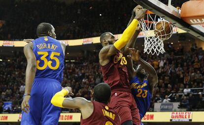 El mate de LeBron ante Gree y Durant.