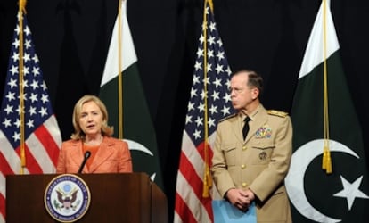 La secretaria de Estado de EE UU, Hillary Clinton, con el jefe de Estado Mayor, Mike Mullen, en la rueda de prensa en Islamabad tras la reunión que han mantenido con el presidente pakistaní y altos cargos del Ejército.