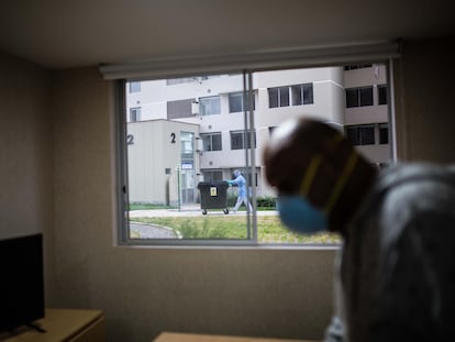 Un paciente de coronavirus, aislado en el complejo residencial de la Villa Panamericana, en Lima (Perú).