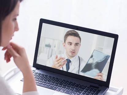Doctor muestra imagen de Rayos X en una consulta en línea.