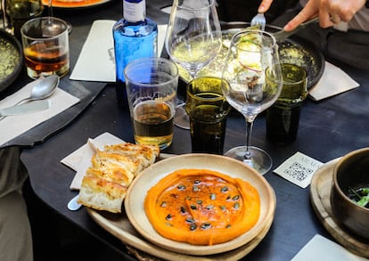 Un comensal disfruta de la comida en Araia, en una imagen cedida por el local.