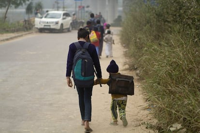 Las familias del slum del barrio de Shakarpur se negaban a llevar a sus hijos a la escuela porque estaba muy lejos y no les merecía la pena.