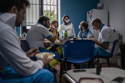 Hora de comer en la base del SUMMA del barrio de Las Águilas.