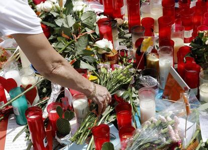Ramos de flores, en La Rambla de Barcelona, para recordar a las víctimas del ataque terrorista.