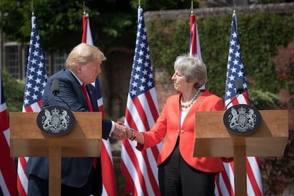 Donald Trump saluda a Theresa May, primera ministra británica, el pasado 13 de julio.