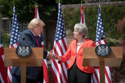 Donald Trump saluda a Theresa May, primera ministra británica, el pasado 13 de julio.