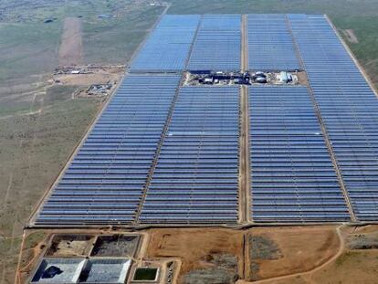 Fotografía facilitada por Abengoa de la planta Kaxu Solar One, en Pofadder (Sudáfrica).