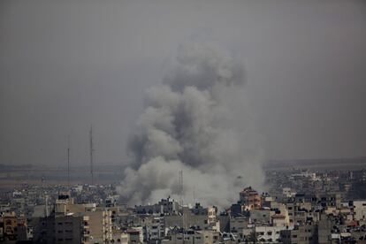 Los hospitales de la Franja han contabilizado la muerte de otras ocho personas, seis milicianos y un civil, desde la madrugada del sábado, así como decenas de heridos. En la imagen, columna de humo tras un ataque aéreo israelí en la ciudad de Gaza, el 5 de mayo.