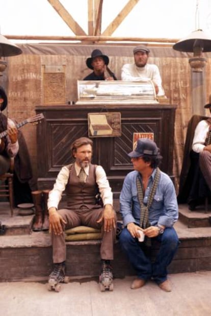 Kris Kristofferson y Michael Cimino, protagonista y director de 'La puerta del cielo', durante el rodaje de la película.