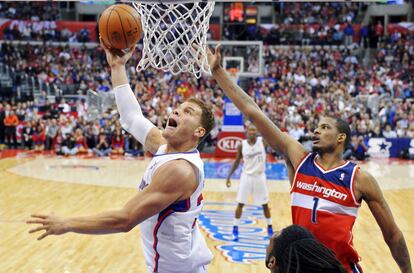 Blake Griffin entra a canasta ante Trevor Ariza.