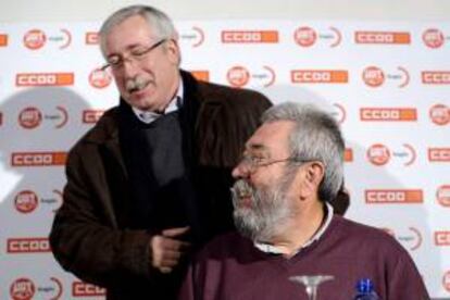 Los secretarios generales de CC.OO. y UGT, Ignacio Fernández Toxo (i) y Cándido Méndez (d), respectivamente, al inicio de la rueda de prensa que han ofrecido, antes de participar en una asamblea de delegados sindicales en Zaragoza, para explicar los motivos de la convocatoria de una huelga general el 14 de noviembre.