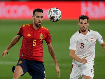 Sergio Busquets, durante el último España-Suiza disputado en el estadio Alfredo di Stéfano de Madrid. / Manu Fernandez (AP)