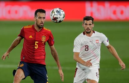 Sergio Busquets, durante el último España-Suiza disputado en el estadio Alfredo di Stéfano de Madrid. / Manu Fernandez (AP)