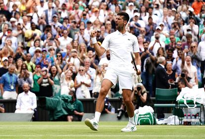 Djokovic celebra su victoria contra Sinner, este martes en la central de Wimledon.