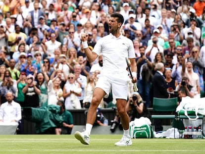 Djokovic celebra su victoria contra Sinner, este martes en la central de Wimledon.