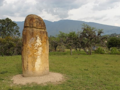 El Infiernito (Villa de Leyva, Colombia). American photographer Martin Gray has spent 40 years of his life traveling to sacred sites in 160 countries. He's seen temples, mountains, caves, dolmens and stone circles that are meaningful to different religions and beliefs. In 2004, he published a book on the most emblematic and well-known sites. Now he has published ‘'Secret Sacred Sites,' which looks at the lesser-known jewels such as the ruins of El Infiernito, one of the most unique sites in Colombia, located near the colonial city of Villa de Leyva. The site is made up of two rows of 36 standing stones with different solar and astronomical orientations, and 30 tall stone columns with phallic shapes, which archaeologists believe were used in fertility rituals. It was used for ceremonial purposes as early as 2000 BC, according to the author, and was an important sacred enclave of the Muisca Indians between 1000 and 1550 AD.