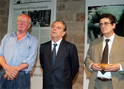 De izquierda a derecha, Robert Fisk, Javier Godó y Francisco Carrasco.