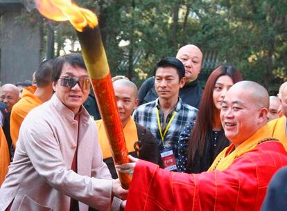 Jackie Chan vuelve a protagonizar una película de kung fu. El rodaje ha comenzado en el monasterio de Shaolin, situado en la provincia central china de Henan. El abad del lugar, Shi Yongxin, ha autorizado la grabación con la esperanza de que refleje su riqueza cultural. La historia trata de unos héroes que intentan salvar a China entre los años 1920 y 1930, cuando el país estaba dividido por los "señores de la guerra" (caudillos locales).