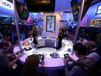 Visitantes utilizan la consola portátil Nintendo DS en la Feria Electrónica de Entretenimiento (E3), el 11 de junio de 2013, en Los Ángeles (EE.UU.).